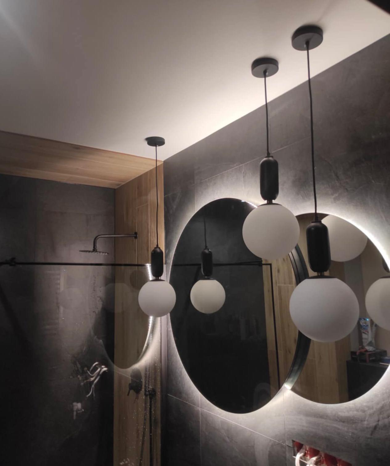 Po – Nowoczesna łazienka – ciemne płytki i akcent drewna