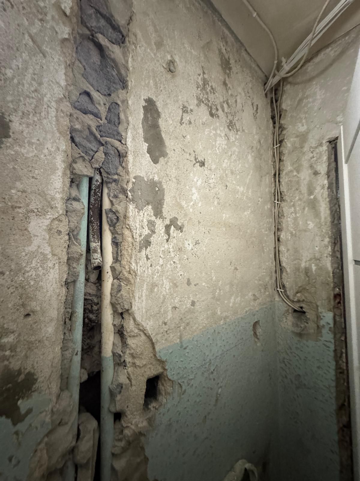 Przed – Remont łazienki od podstaw – drewno i biel