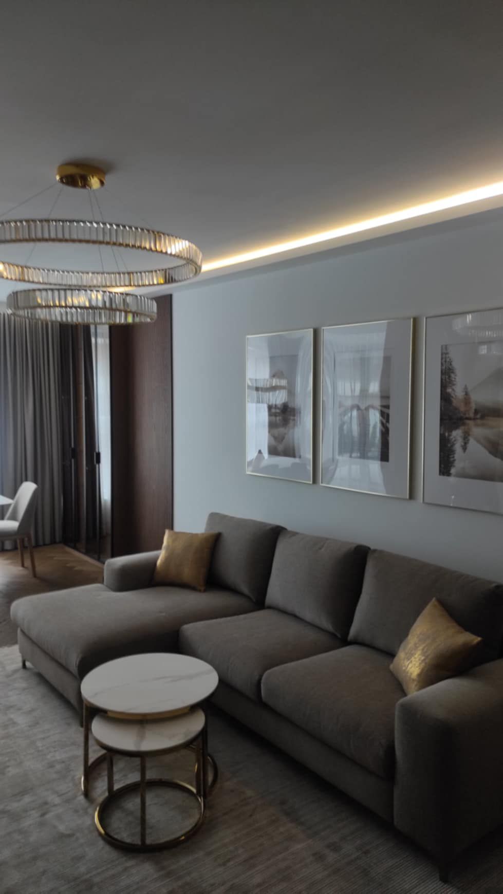 Elegancki salon premium — złoto, marmur i drewno – zdjęcie 2