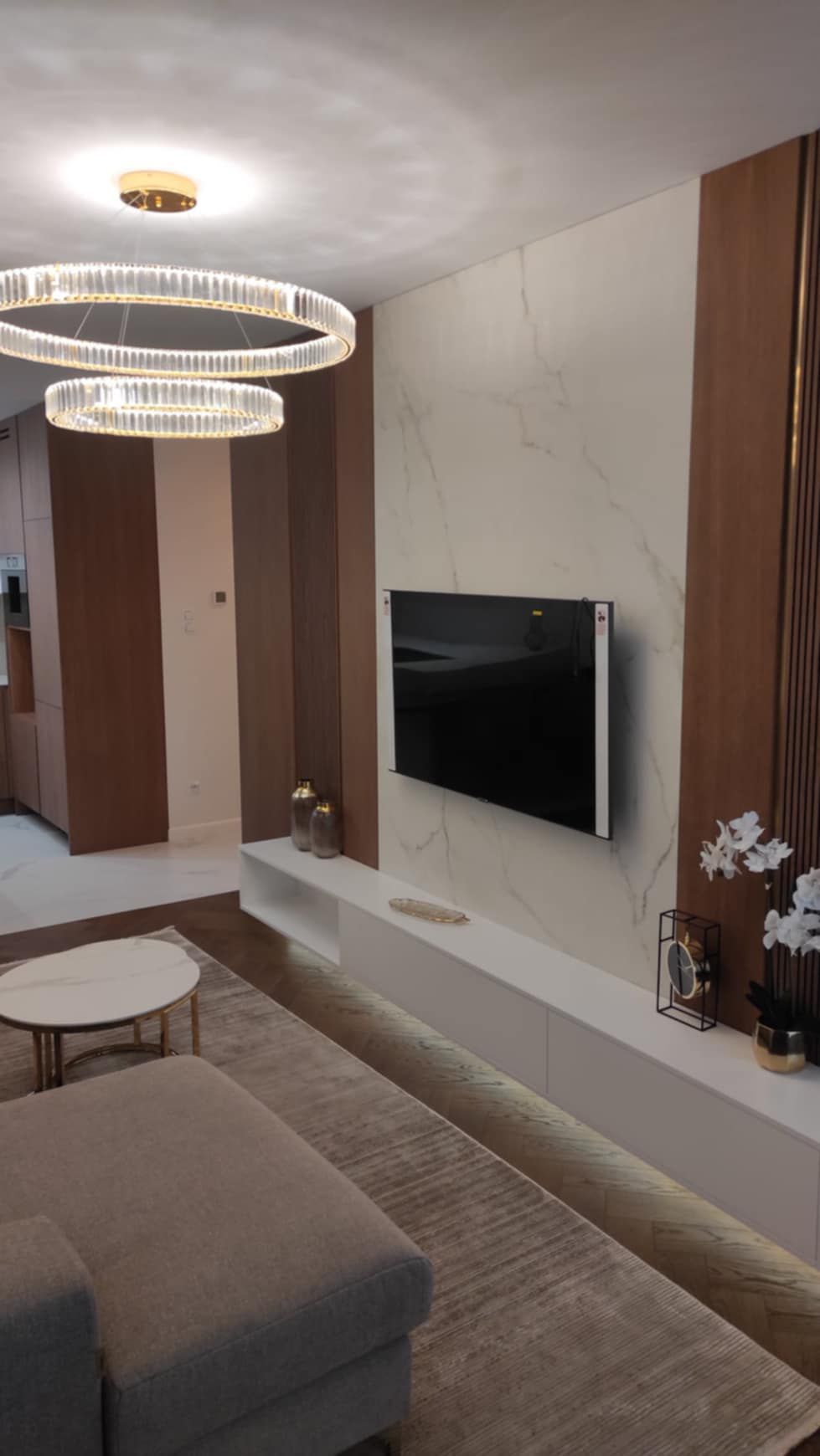 Elegancki salon premium — złoto, marmur i drewno – zdjęcie 1